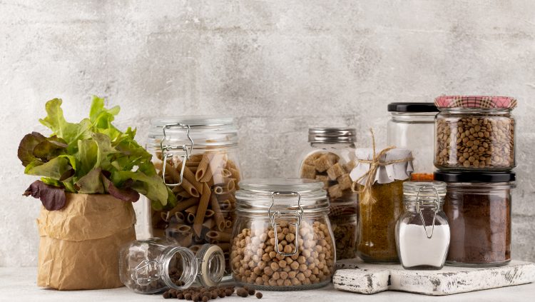 wiederverschließbare Behälter mit Lebensmitteln