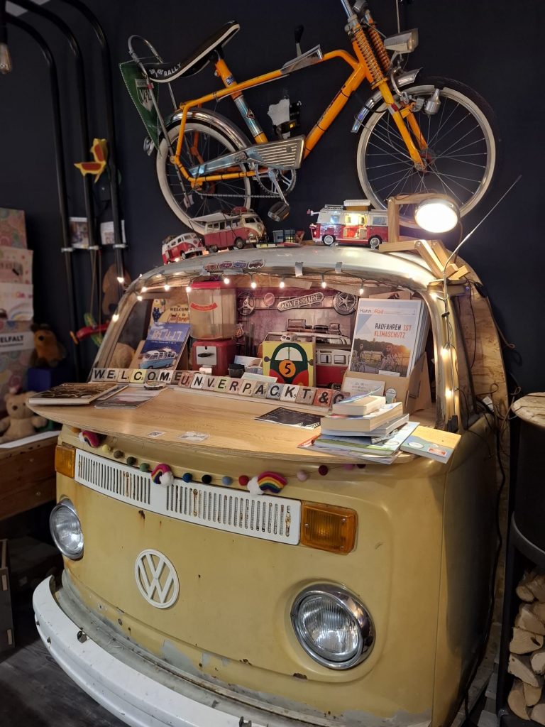 Eine Front eines alten VW Bulli im Unverpackt und Gut Bückeburg