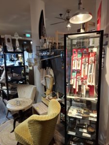 Messer und andere Küchenutensilien in einer Vitrine im Unverpackt und Gut Bückeburg