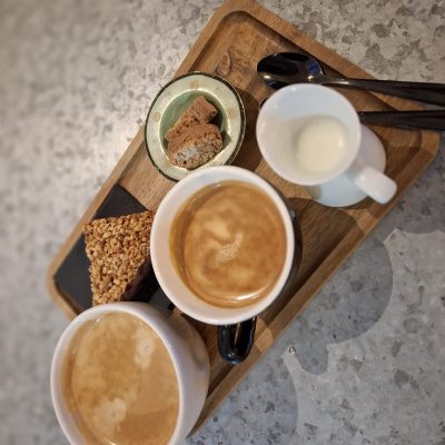 Kaffee mit Gebäck auf einem Tablett im Unverpackt und Gut Bückeburg