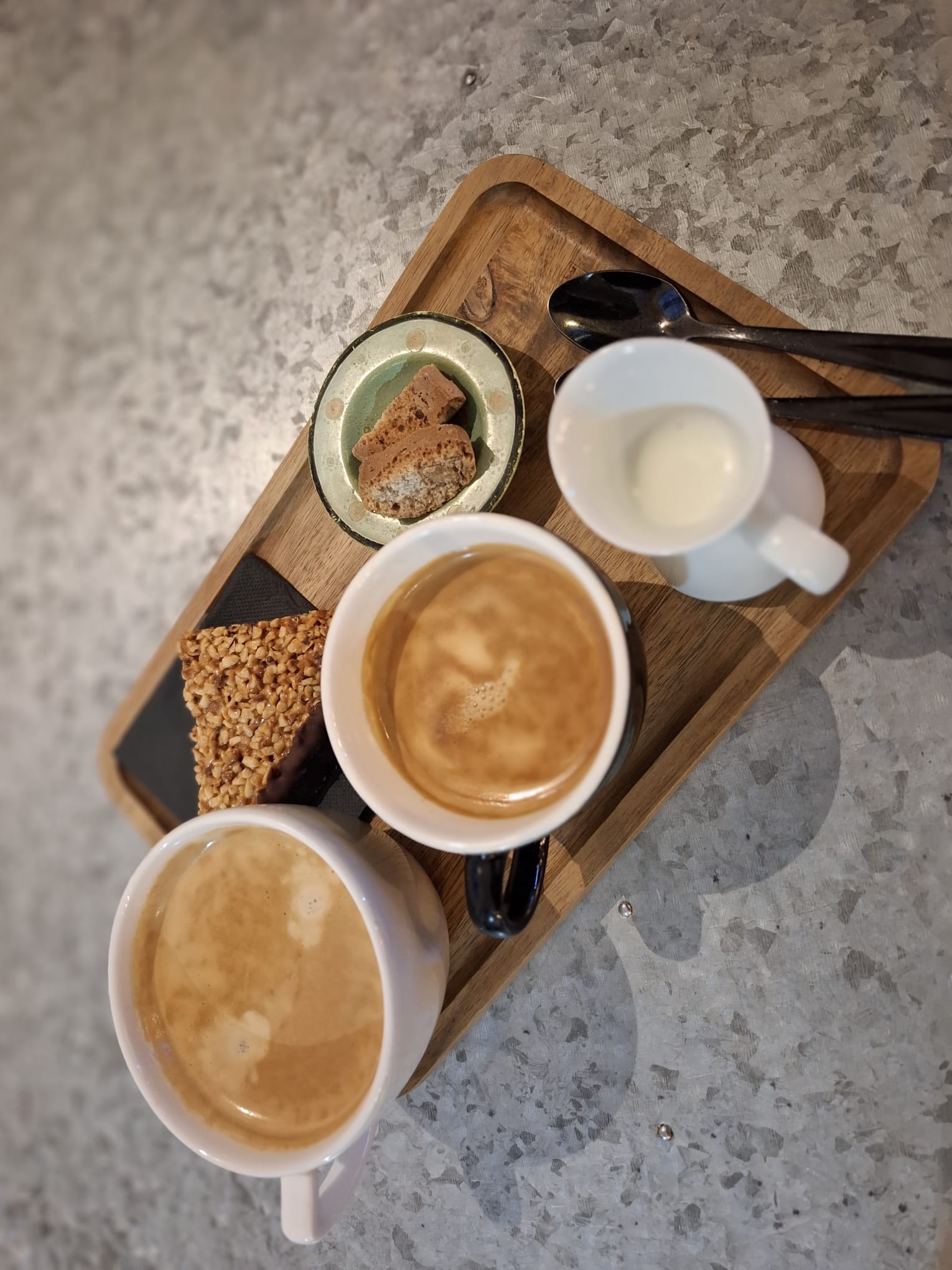 Kaffee mit Gebäck auf einem Tablett im Unverpackt und Gut Bückeburg