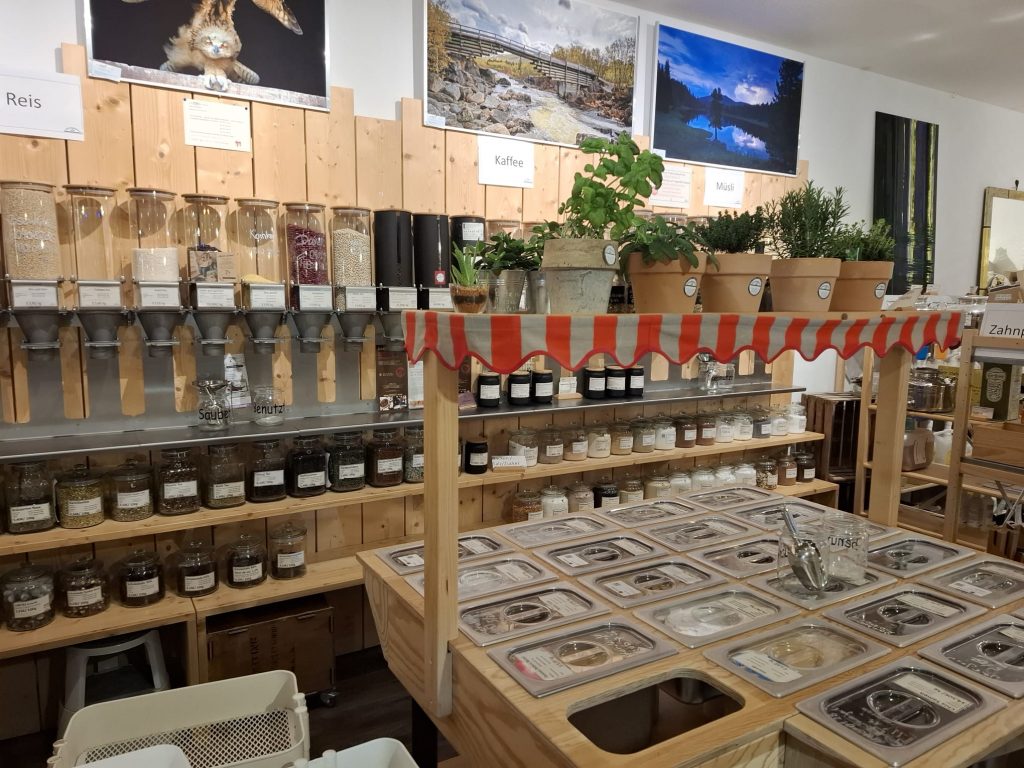 Behälter mit unverpackten Lebensmitteln im Unverpackt und Gut Bückeburg