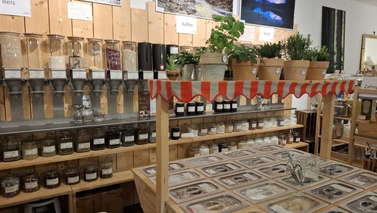 Behälter mit unverpackten Lebensmitteln im Unverpackt und Gut Bückeburg