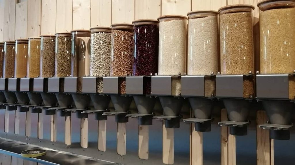 Behälter mit unverpackten Lebensmitteln im Unverpackt und Gut Bückeburg