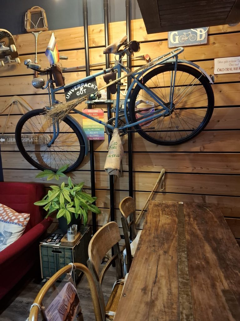 Ein altes Fahrrad hängt an einer Wand im Unverpackt und Gut Bückeburg